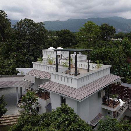 Villa Sierra Sky - Exquisite Elegant 4 Bedroom Villa デヘラードゥーン エクステリア 写真