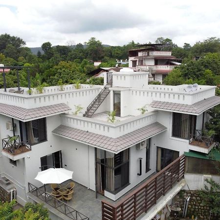 Villa Sierra Sky - Exquisite Elegant 4 Bedroom Villa デヘラードゥーン エクステリア 写真