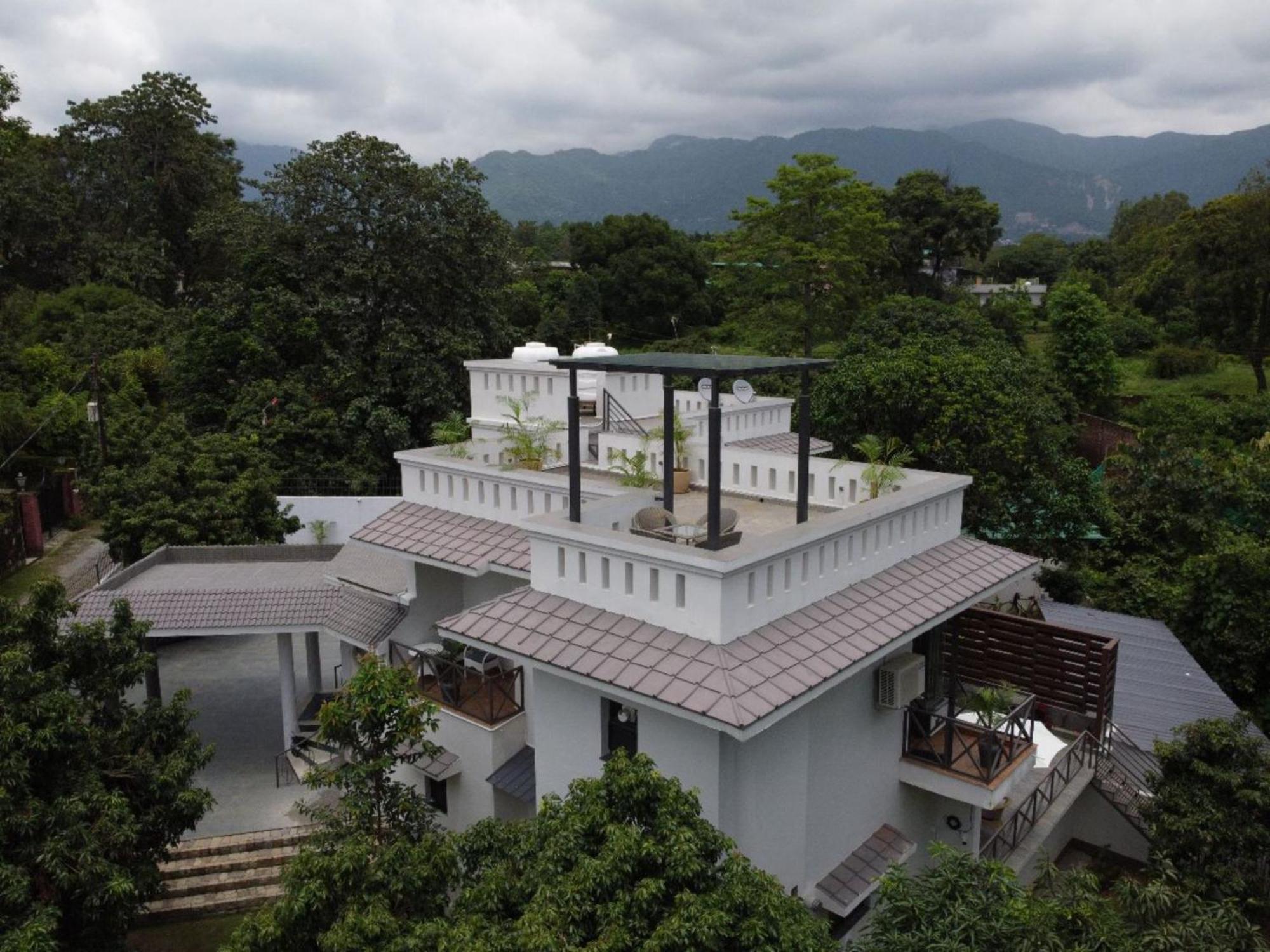 Villa Sierra Sky - Exquisite Elegant 4 Bedroom Villa デヘラードゥーン エクステリア 写真