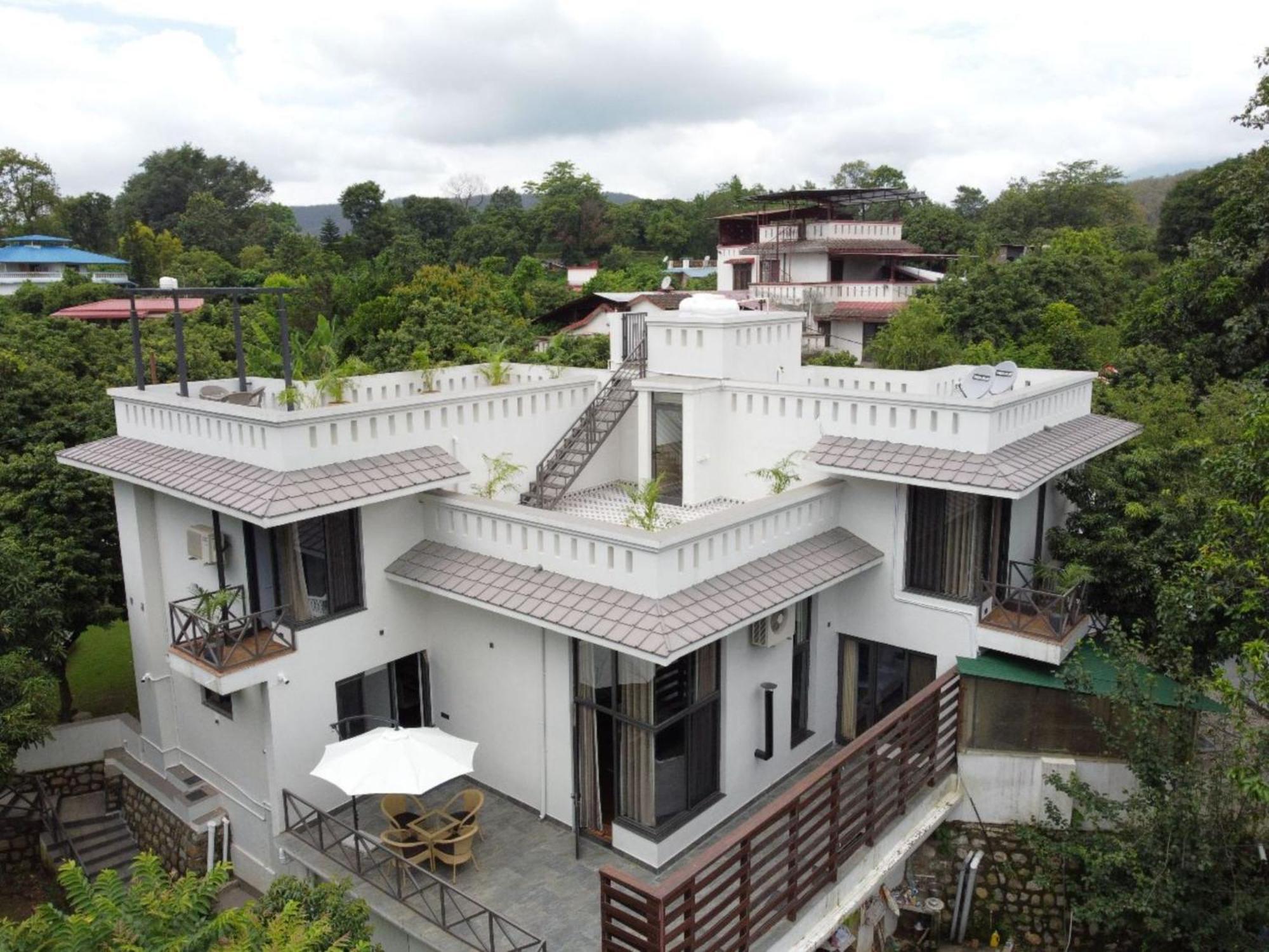 Villa Sierra Sky - Exquisite Elegant 4 Bedroom Villa デヘラードゥーン エクステリア 写真