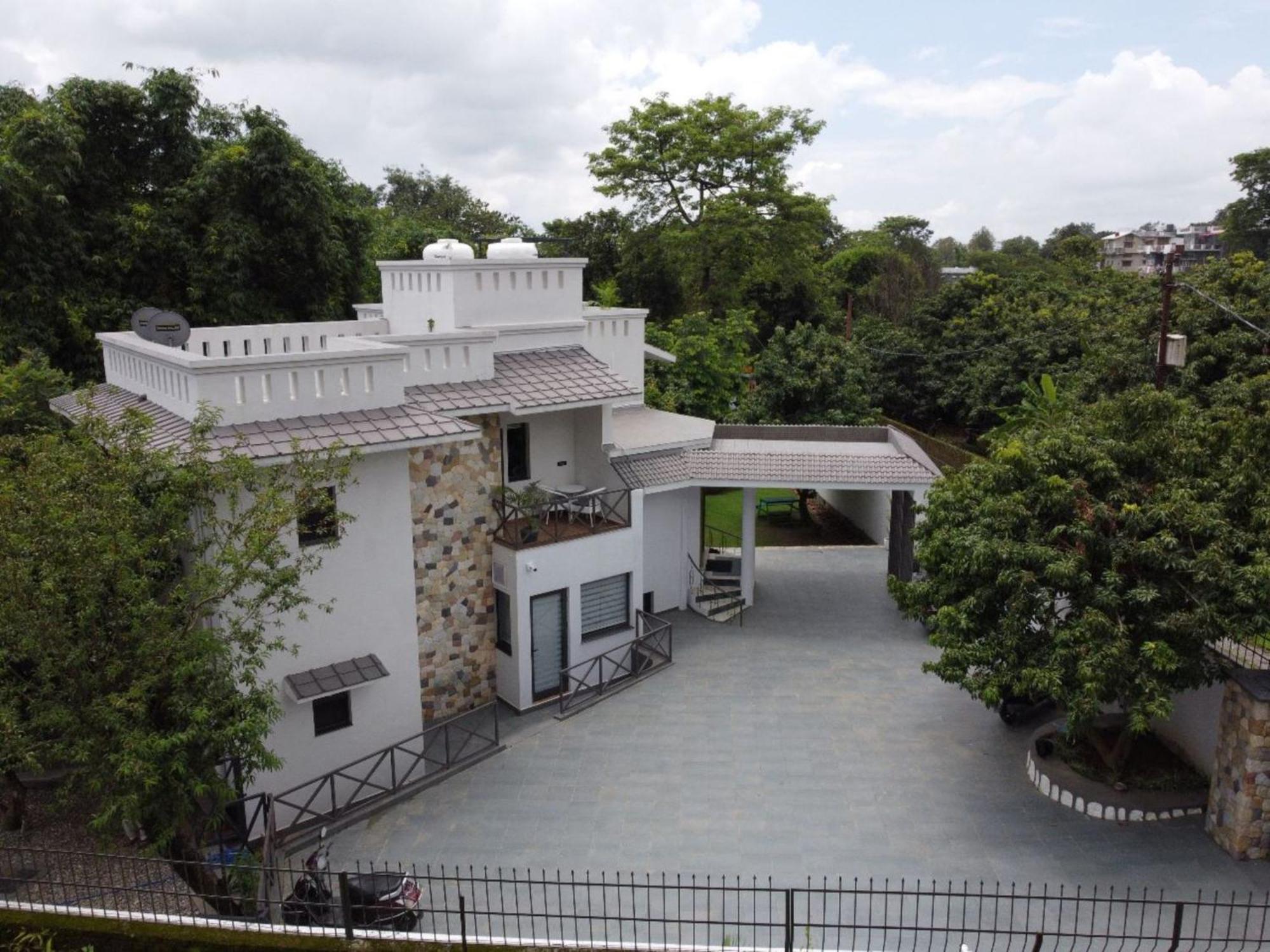 Villa Sierra Sky - Exquisite Elegant 4 Bedroom Villa デヘラードゥーン エクステリア 写真