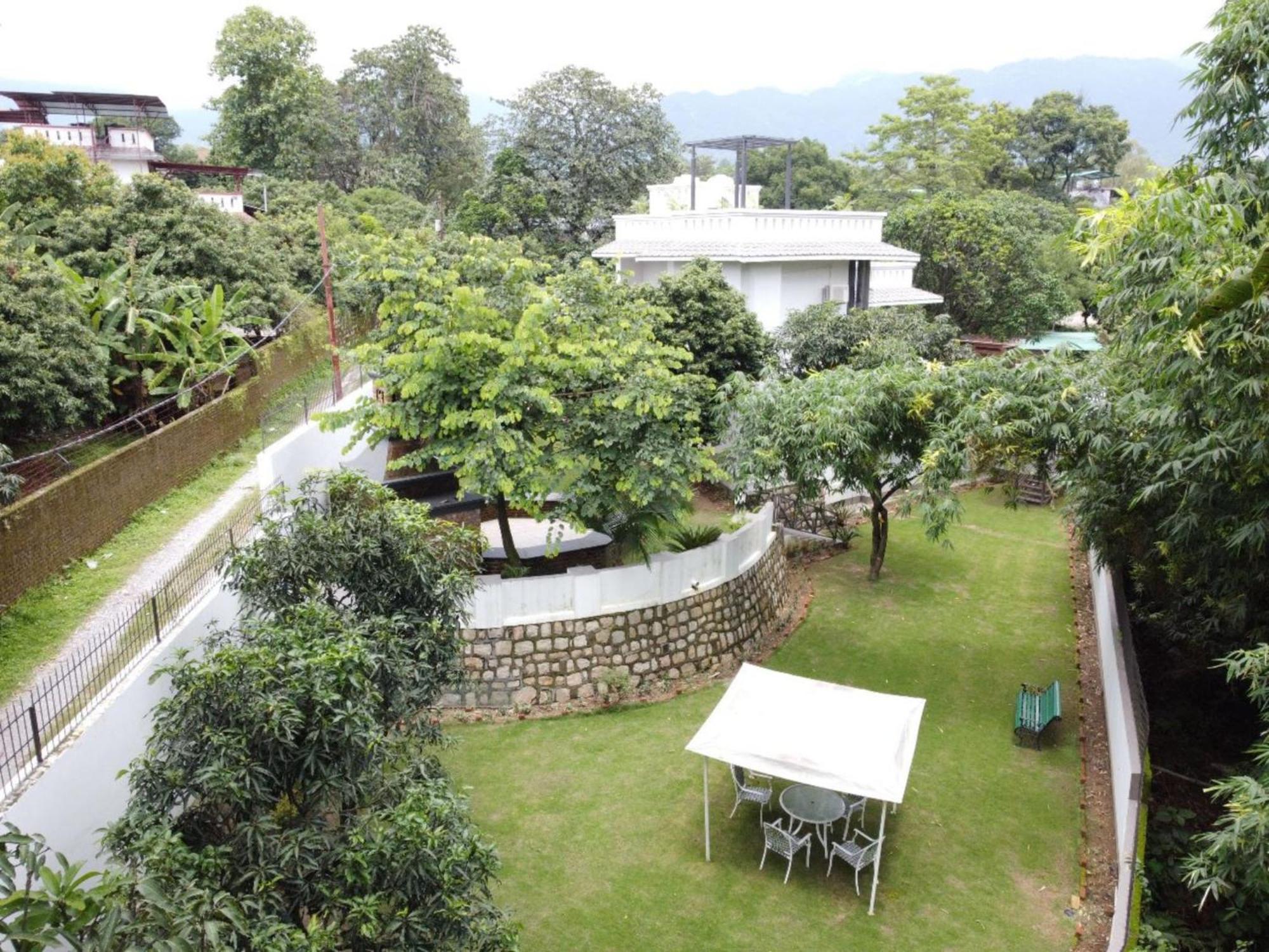 Villa Sierra Sky - Exquisite Elegant 4 Bedroom Villa デヘラードゥーン エクステリア 写真