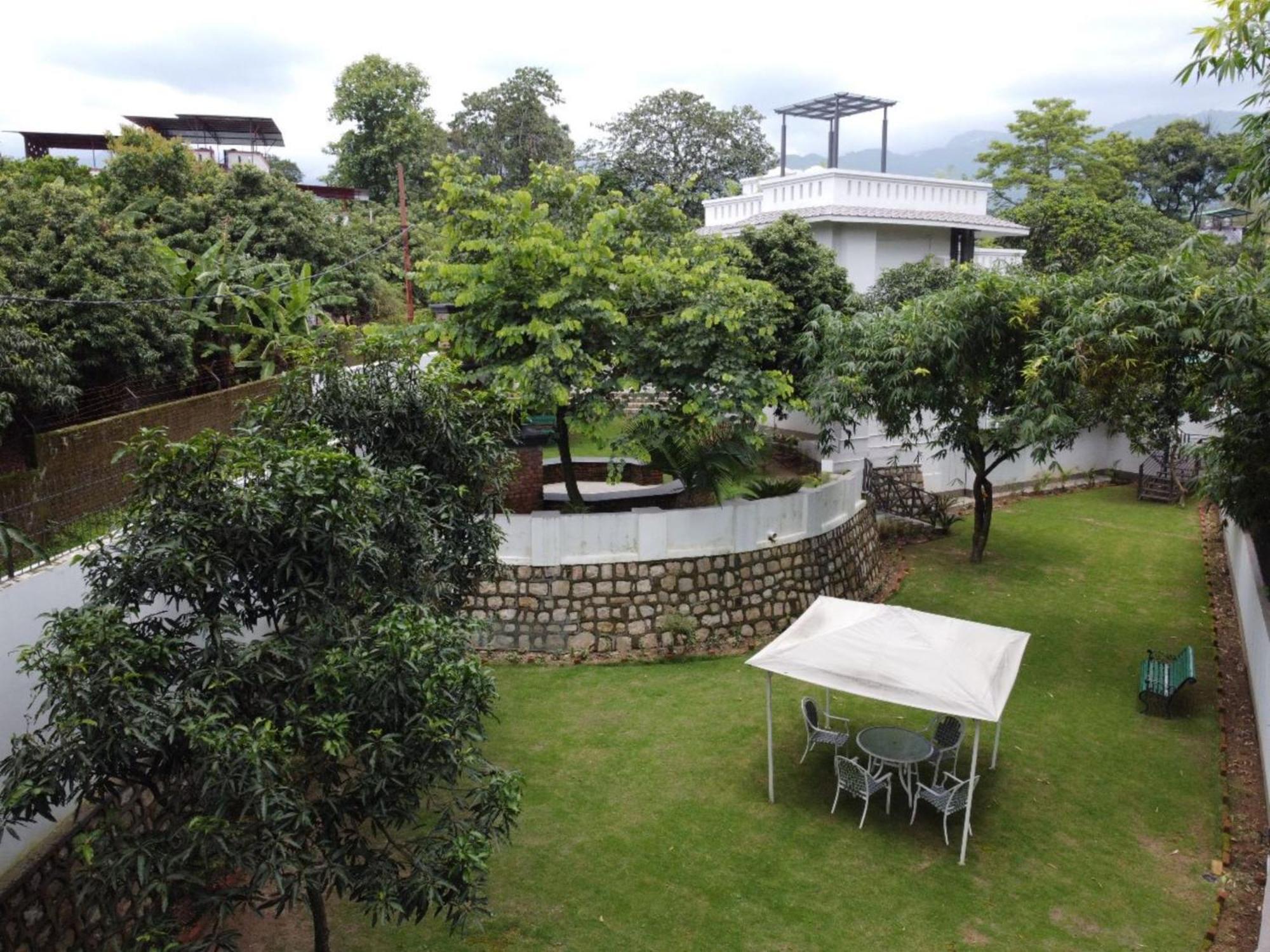 Villa Sierra Sky - Exquisite Elegant 4 Bedroom Villa デヘラードゥーン エクステリア 写真
