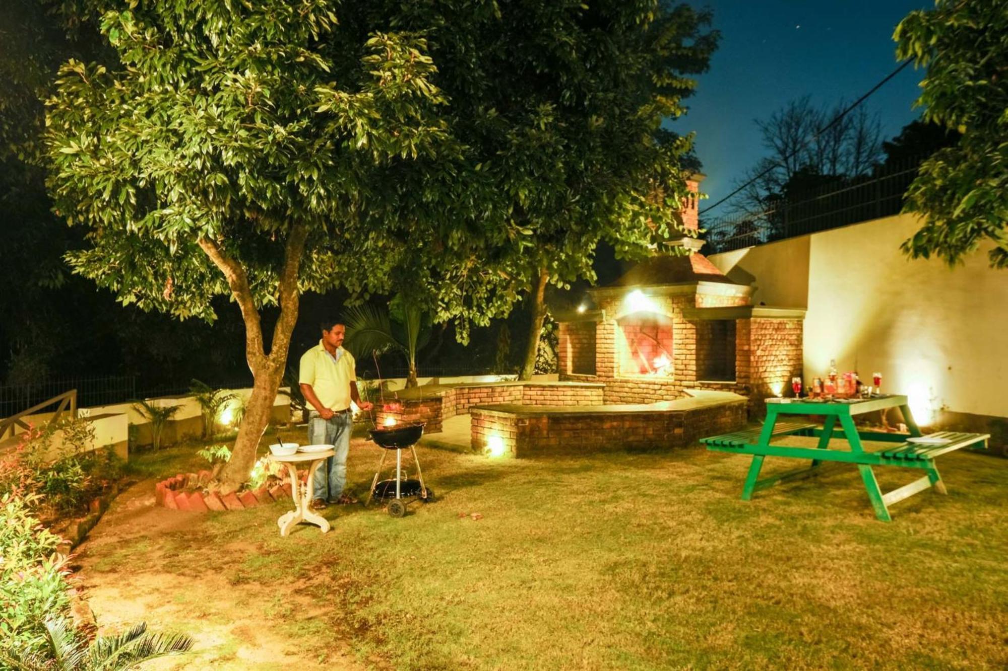 Villa Sierra Sky - Exquisite Elegant 4 Bedroom Villa デヘラードゥーン エクステリア 写真