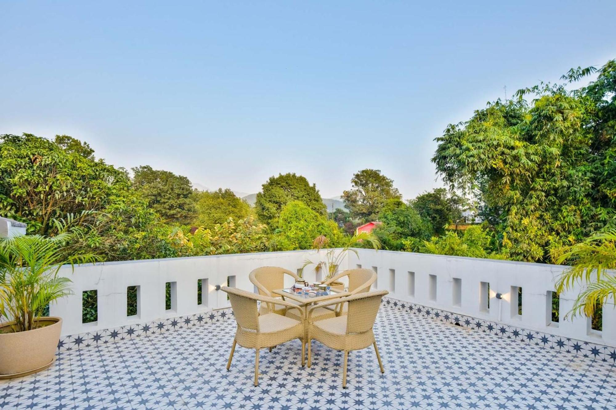 Villa Sierra Sky - Exquisite Elegant 4 Bedroom Villa デヘラードゥーン エクステリア 写真